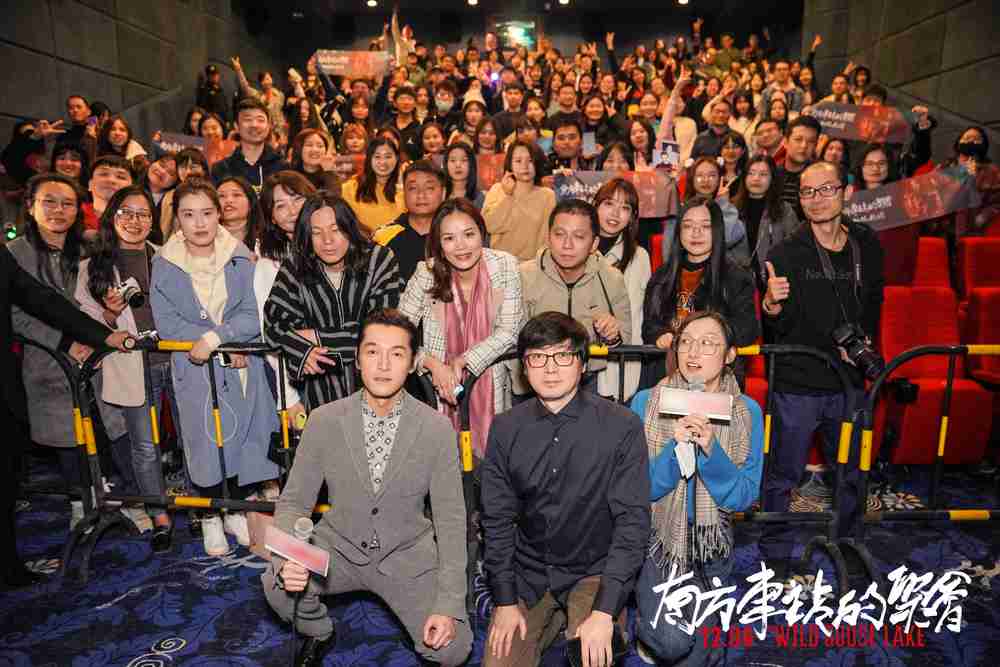 导演刁亦男、、、胡歌与观众合影 导演刁亦男、、胡歌与观众合影